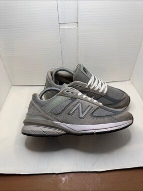 New Balance women’s 990 v5 sz 8